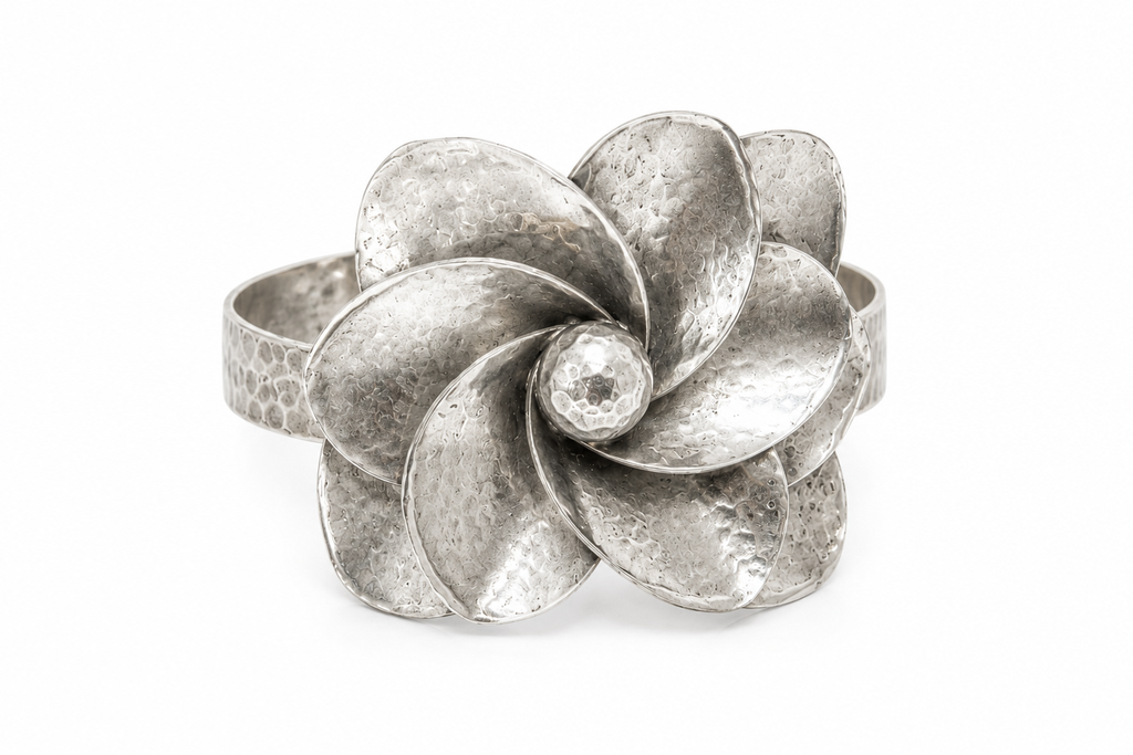SILBER ARMSPANGE IM BLÜTENDESIGN