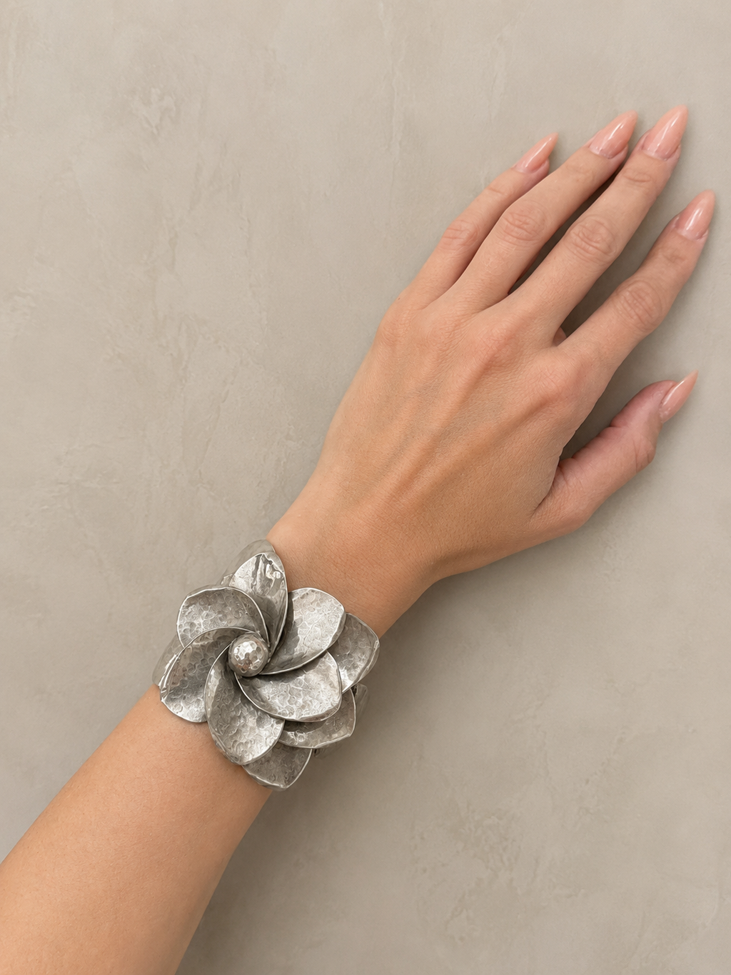 SILBER ARMSPANGE IM BLÜTENDESIGN